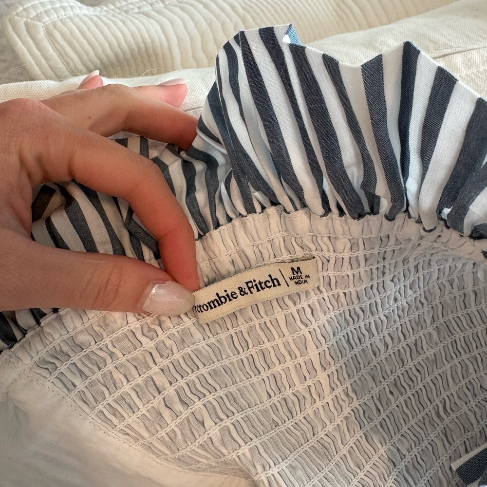Super cute Abercrombie striped dress in medium! Worn once - Picture 3 of 3